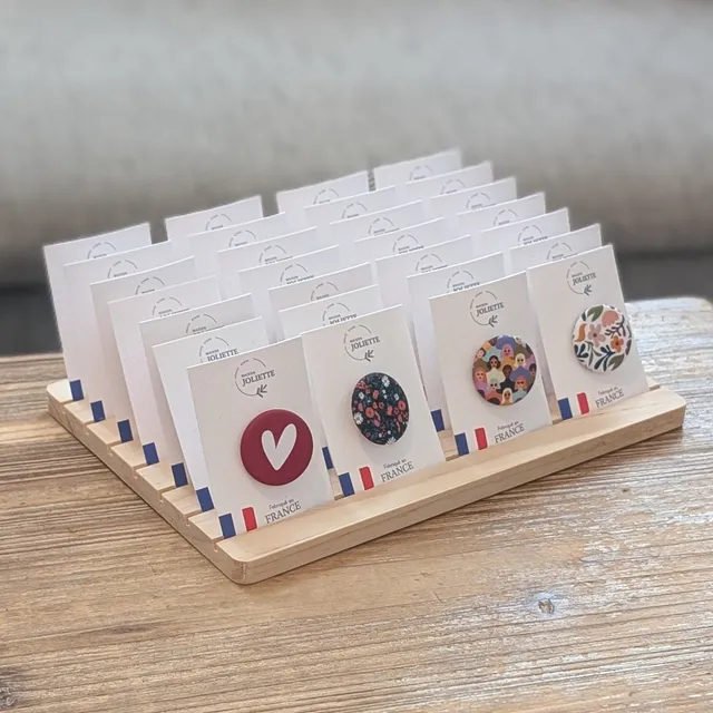 maison-joliette-badges-pack-28-buttons-mit-holz-display image 1