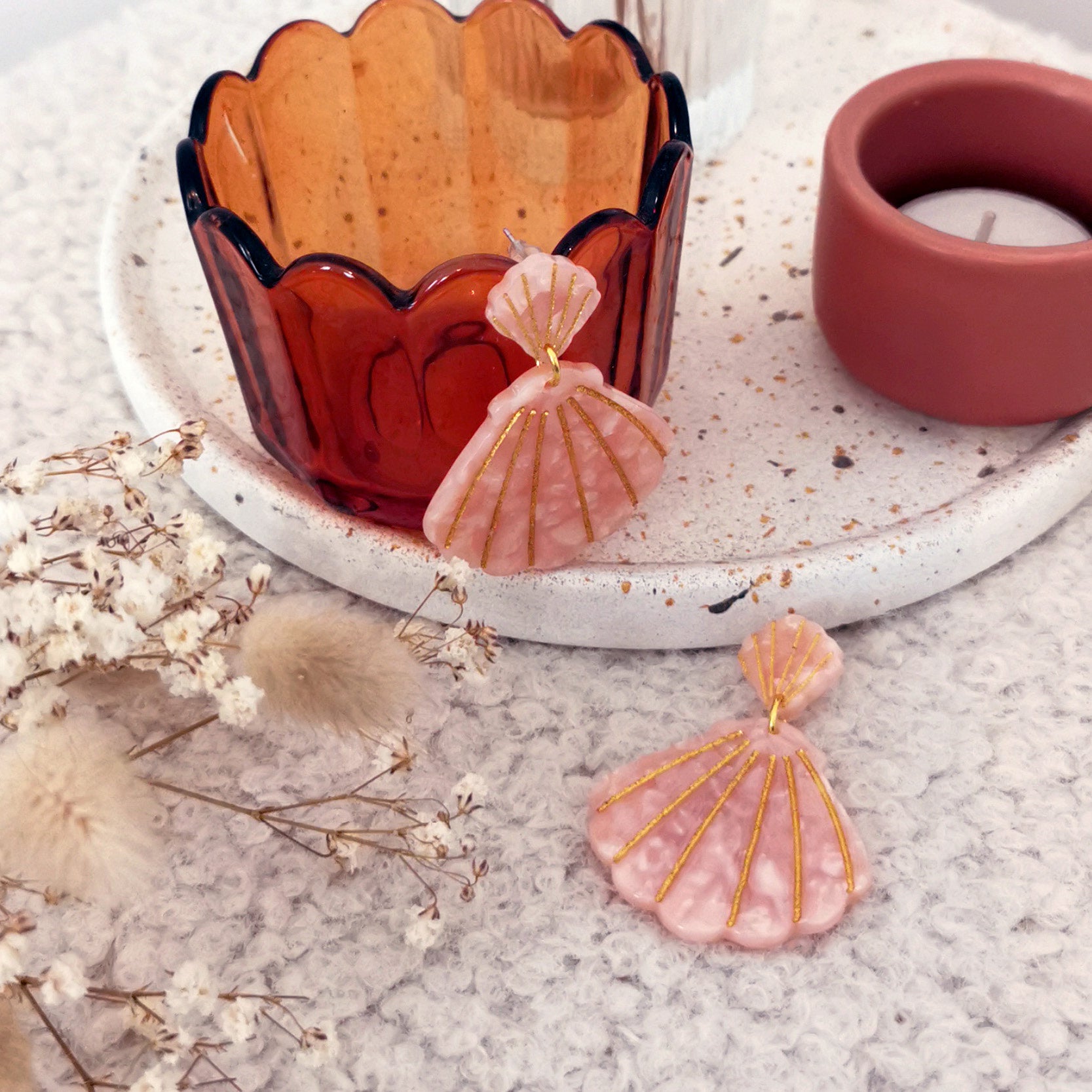 maison-joliette-coquilles-ohrringe-muschel-rosa-resin-5-5-cm image 2