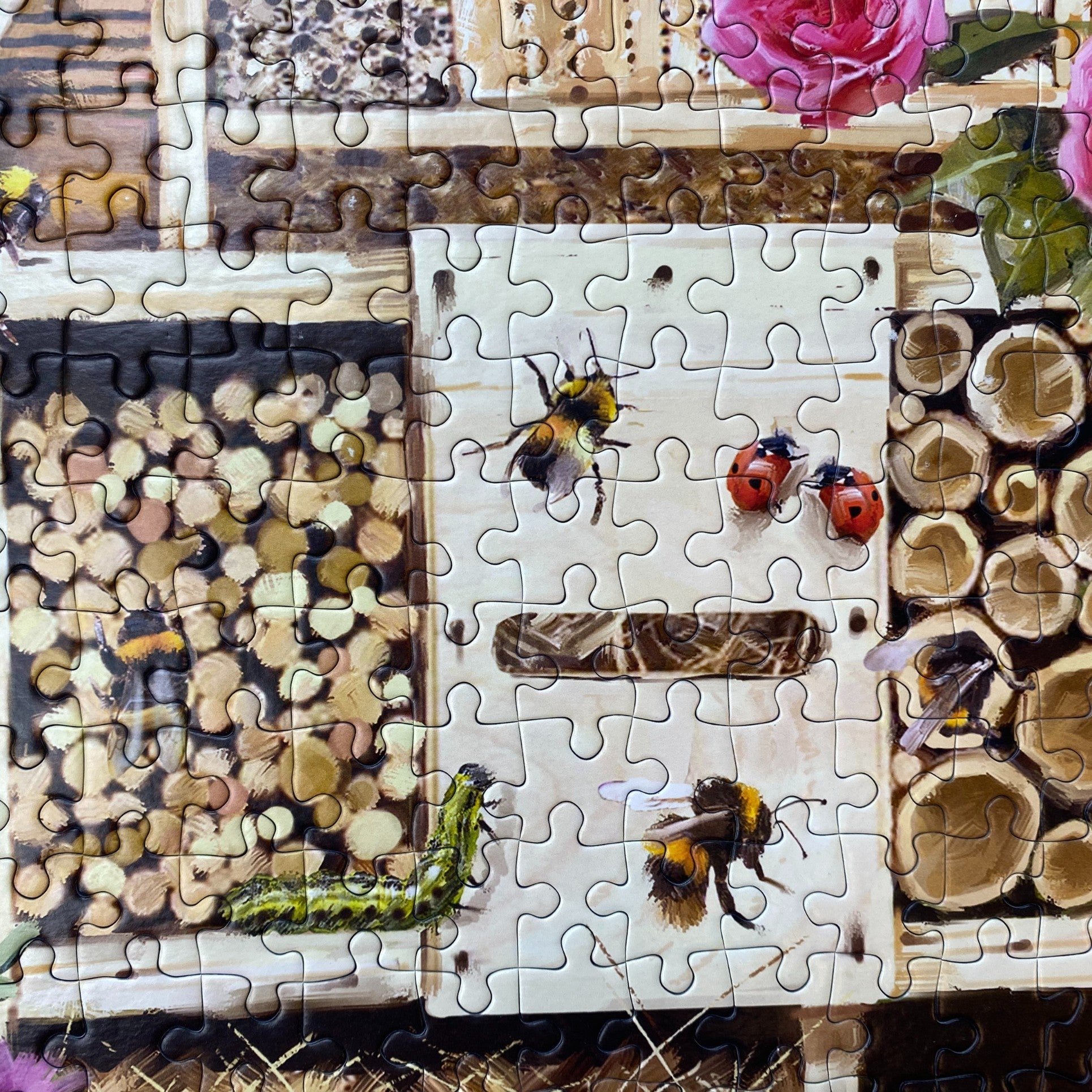 gibsons-bee-hall-puzzle-1000-teile-bienen-garten-cottage image 2