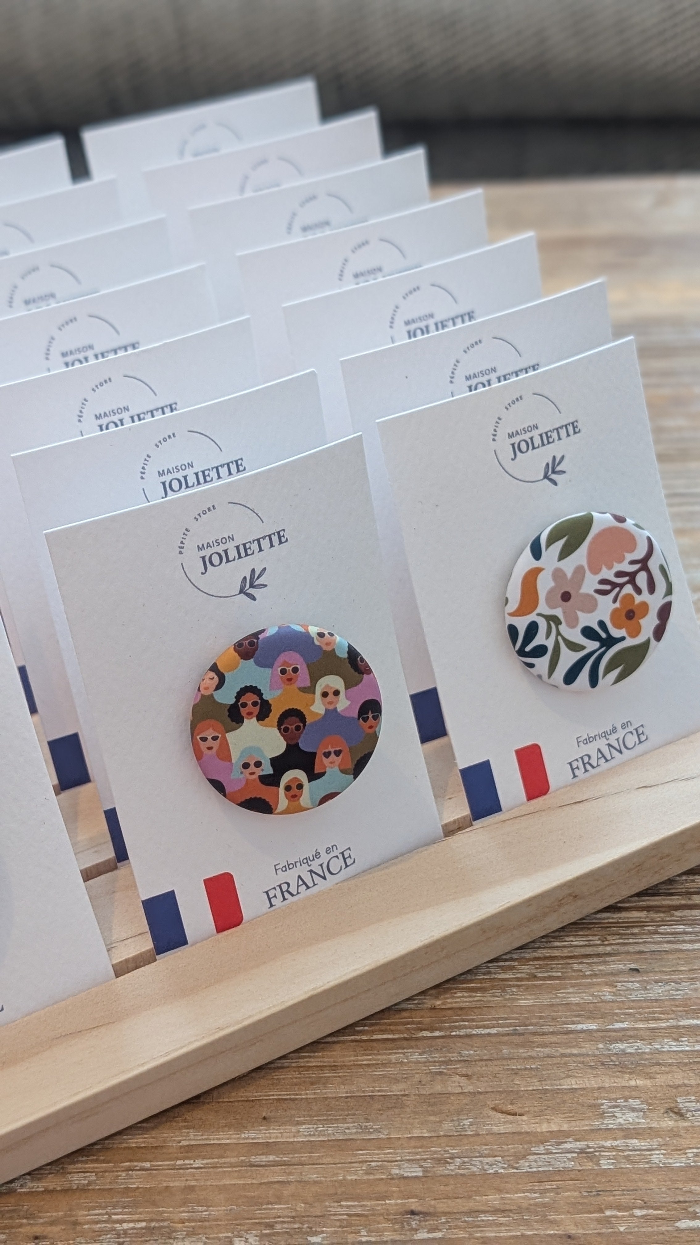 maison-joliette-badges-pack-28-buttons-mit-holz-display image 2