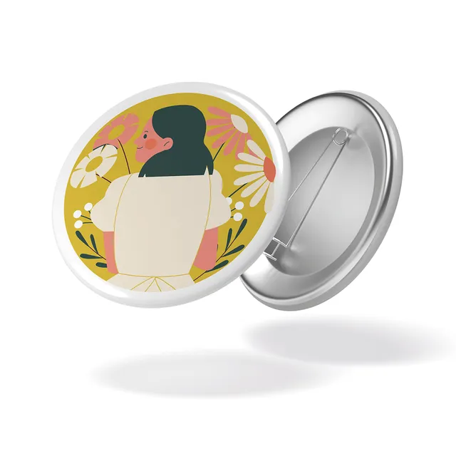 maison-joliette-badges-au-jardin-button-femme-fond-jaune-32-mm image 1