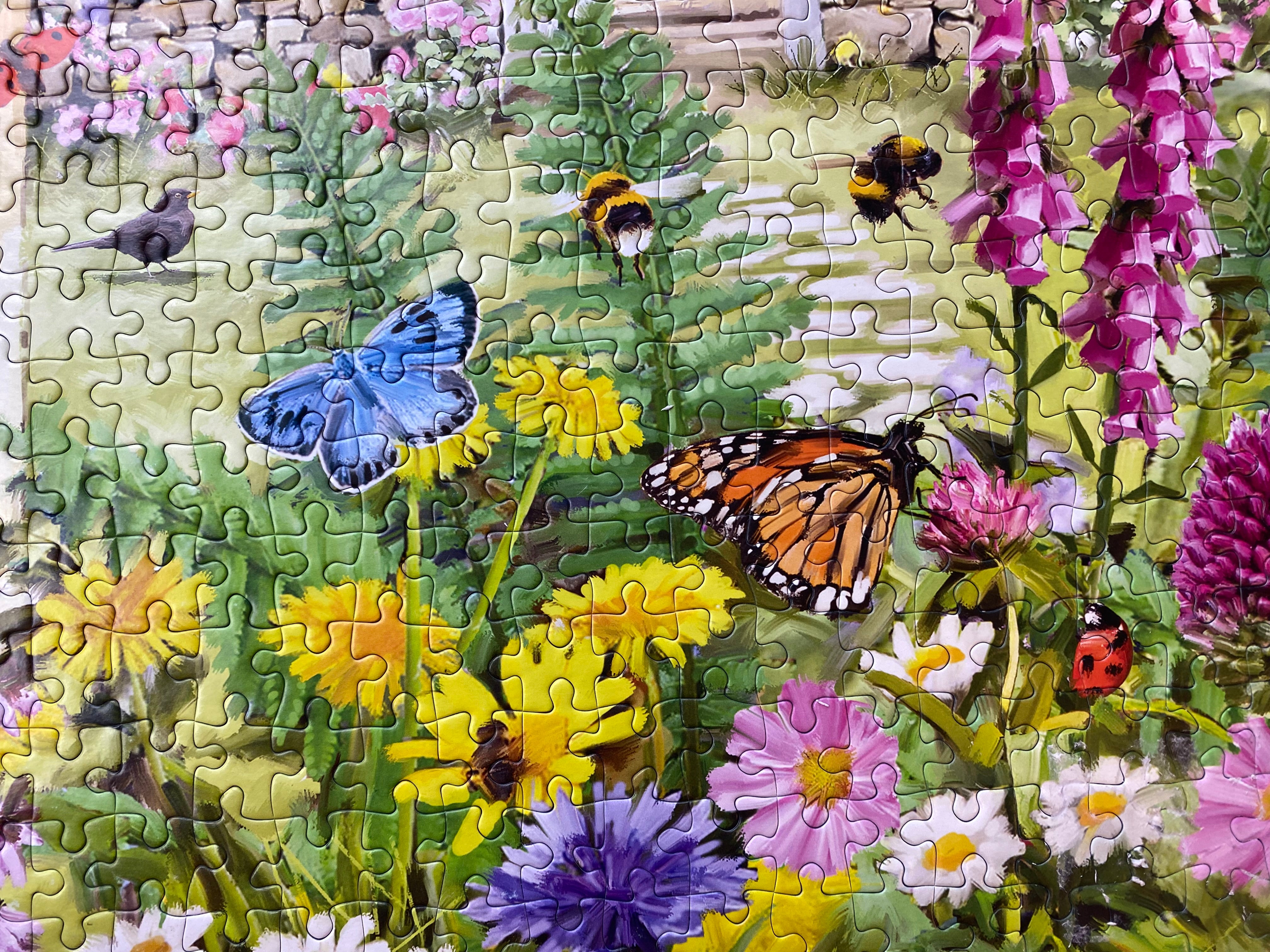 gibsons-bee-hall-puzzle-1000-teile-bienen-garten-cottage image 3