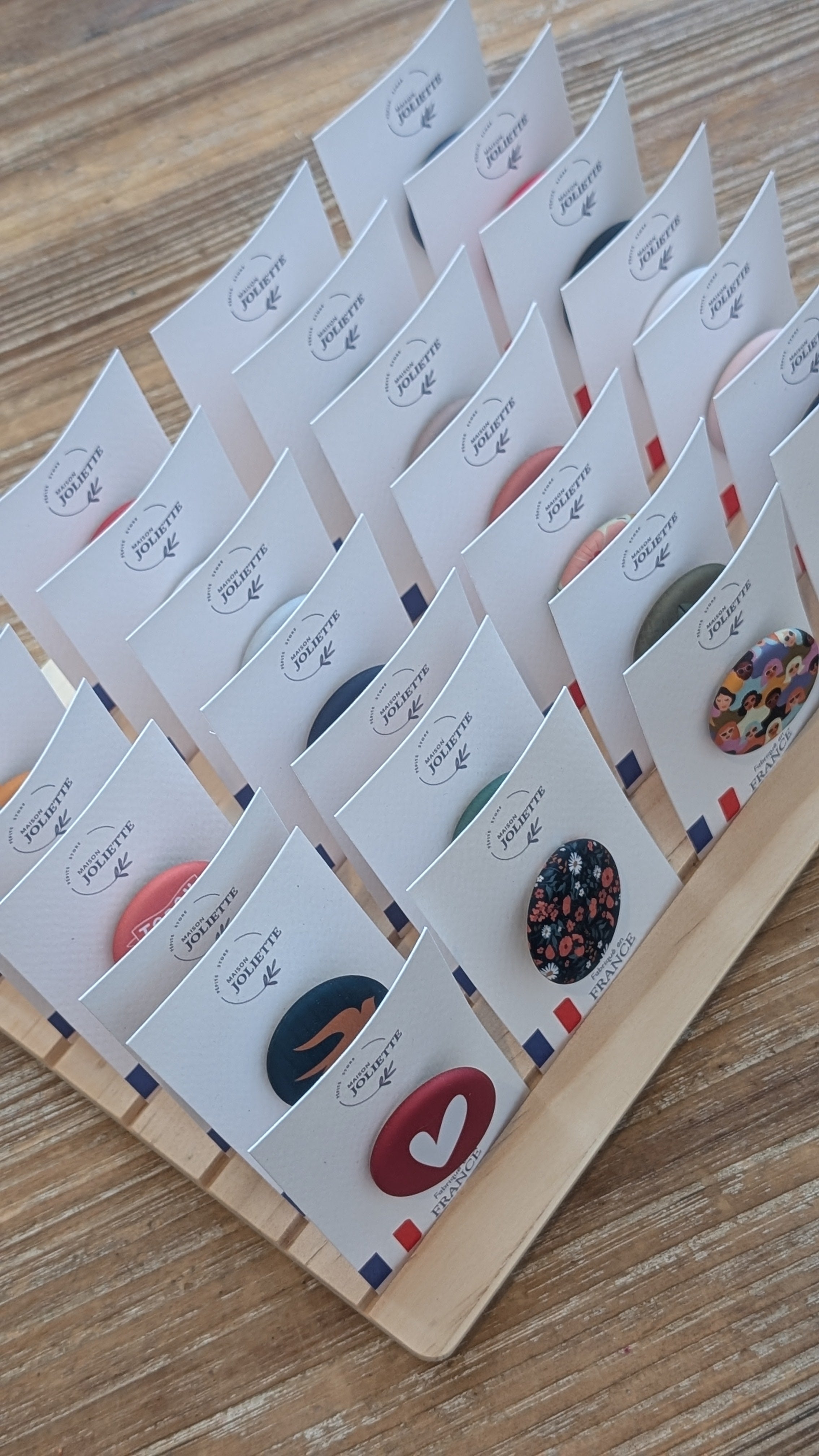 maison-joliette-badges-pack-28-buttons-mit-holz-display image 3