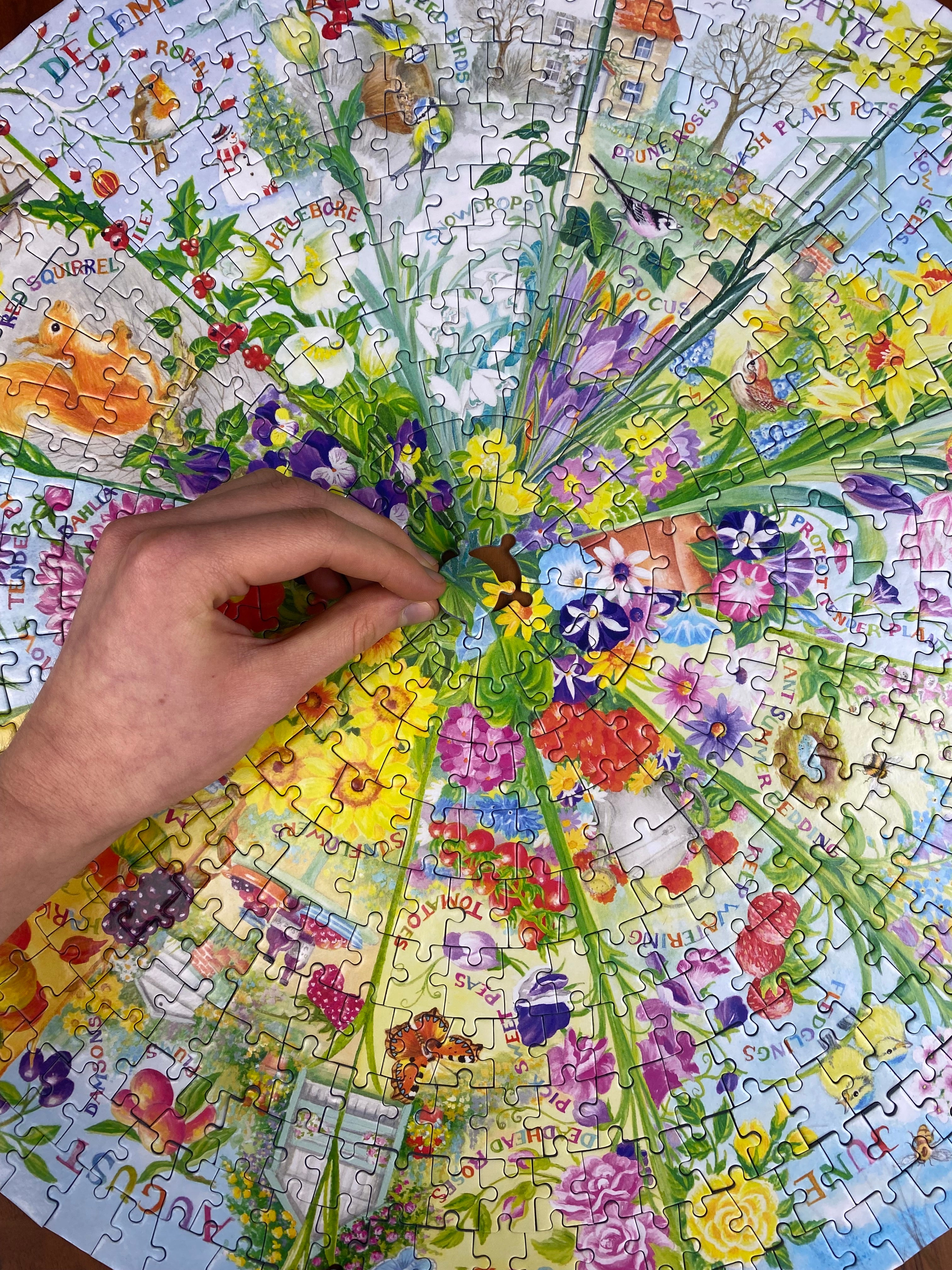 gibsons-a-year-in-the-garden-puzzle-rund-500-teile image 2